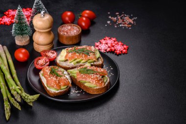 Açık sandviç ya da tost. Somon, avokado ve susamlı tahıl ekmeği. Sağlıklı çerez, yağ ve omega 3 kaynağı noel masasında.