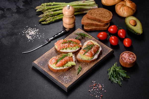 Açık sandviç ya da tost. Somon, avokado ve susamlı tahıl ekmeği. Sağlıklı çerez, yağ ve omega 3 kaynağı
