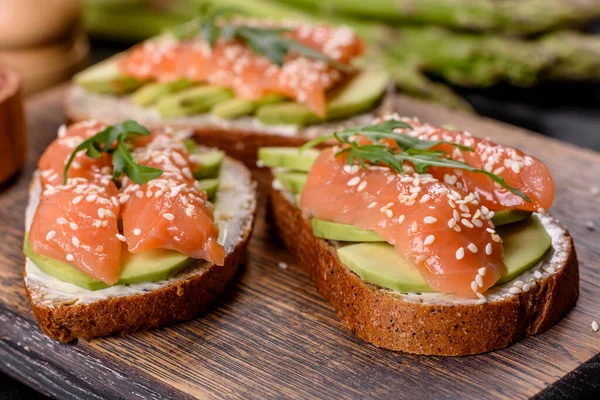 Açık sandviç ya da tost. Somon, avokado ve susamlı tahıl ekmeği. Sağlıklı çerez, yağ ve omega 3 kaynağı