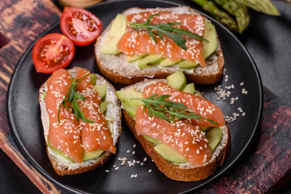 Açık sandviç ya da tost. Somon, avokado ve susamlı tahıl ekmeği. Sağlıklı çerez, yağ ve omega 3 kaynağı