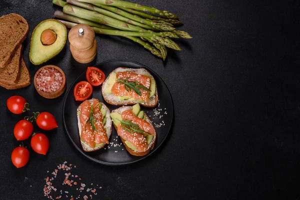 Открытый Сэндвич Тост Зерновой Хлеб Лососем Авокадо Кунжутом Здоровые Закуски — стоковое фото