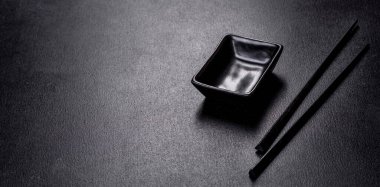 Ahşap suşi, koyu beton zemine yapışır. Japon Asya mutfağı