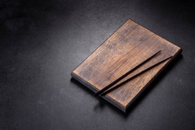 Ahşap suşi, koyu beton zemine yapışır. Japon Asya mutfağı