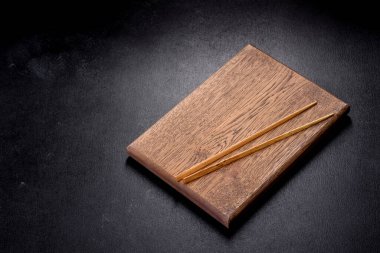 Ahşap suşi, koyu beton zemine yapışır. Japon Asya mutfağı