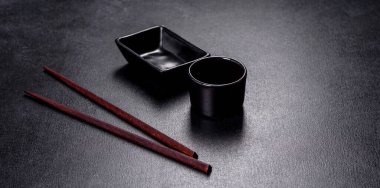 Ahşap suşi, koyu beton zemine yapışır. Japon Asya mutfağı