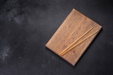Ahşap suşi, koyu beton zemine yapışır. Japon Asya mutfağı