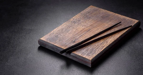 Ahşap suşi, koyu beton zemine yapışır. Japon Asya mutfağı