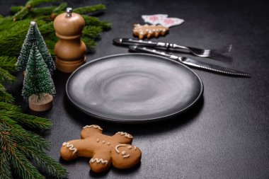 Ahşap çatal bıçaklı boş bir tahta kesme tahtası. Mutfak masasını yemek için hazırlıyorum.