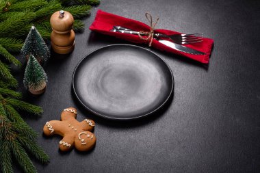 Ahşap çatal bıçaklı boş bir tahta kesme tahtası. Mutfak masasını yemek için hazırlıyorum.