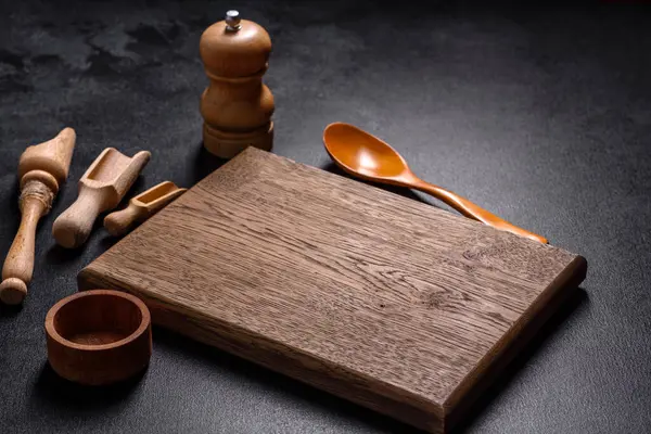 Pusta Drewniana Deska Cięcia Drewnianymi Sztućcami Przygotowanie Stołu Kuchennego Gotowania — Zdjęcie stockowe