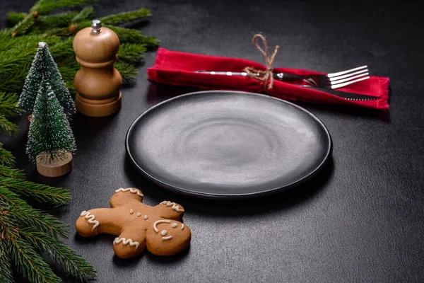一个用木制餐具的空的木制切割板 准备圣诞节的厨房餐桌做饭 — 图库照片