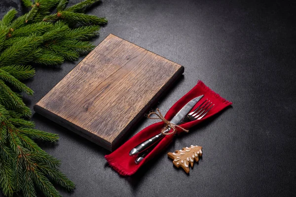 Prázdná Dřevěná Řezací Deska Dřevěnými Příbory Příprava Vánočního Kuchyňského Stolu — Stock fotografie
