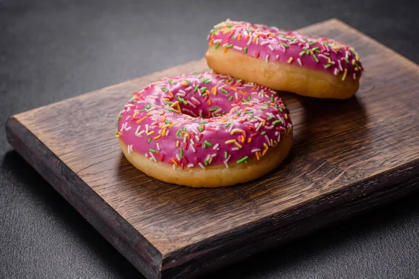 Ein Wunderschöner Donut Mit Rosa Glasur Und Farbigem Streusel Auf — Stockfoto
