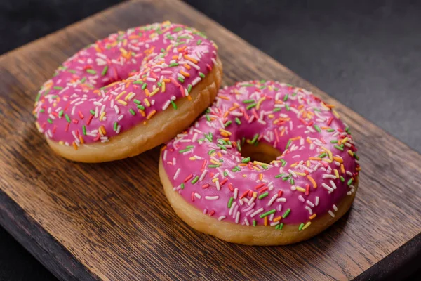 Ein Wunderschöner Donut Mit Rosa Glasur Und Farbigem Streusel Auf — Stockfoto