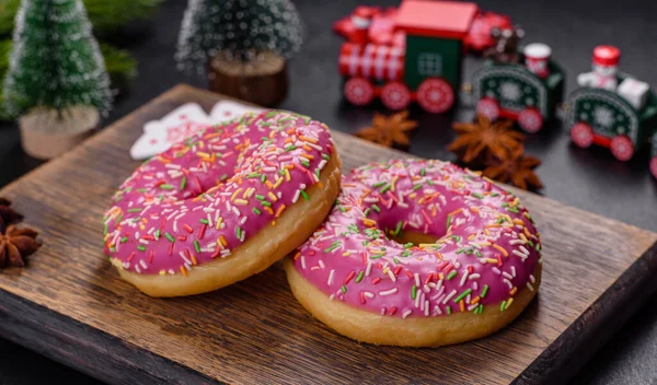 Belo Donut Com Esmalte Rosa Polvilhe Colorido Sobre Fundo Concreto — Fotografia de Stock