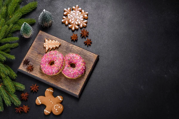 Ein Wunderschöner Donut Mit Rosa Glasur Und Farbigem Streusel Auf — Stockfoto