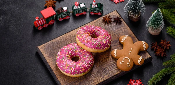 Ein Wunderschöner Donut Mit Rosa Glasur Und Farbigem Streusel Auf — Stockfoto