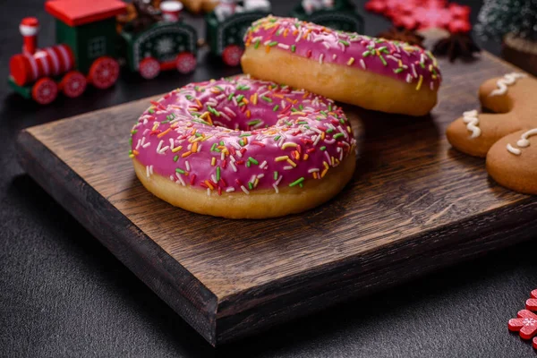 Ein Wunderschöner Donut Mit Rosa Glasur Und Farbigem Streusel Auf — Stockfoto