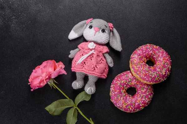 Красивая Вязаная Кроличья Игрушка Пончиками Розовой Глазурью Цветной Крошкой Темном — стоковое фото