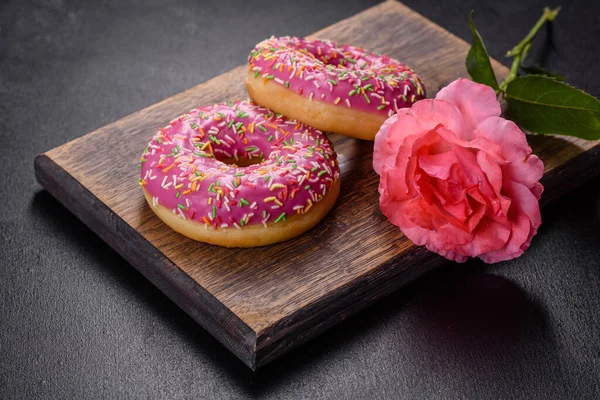 Una Hermosa Rosquilla Con Esmalte Rosa Espolvorear Color Sobre Fondo — Foto de Stock