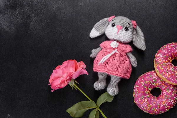 Красивая Вязаная Кроличья Игрушка Пончиками Розовой Глазурью Цветной Крошкой Темном — стоковое фото