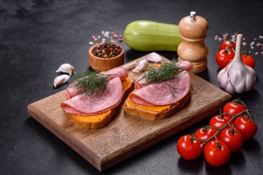 Lezzetli kabak havyarlı sandviç, sağlıklı kahvaltı. Vejetaryen yemeği.