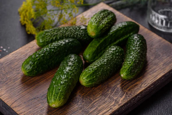 Köstliche Frische Gurken Mit Knoblauch Salz Gewürzen Und Kräutern Auf — Stockfoto