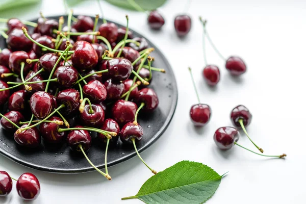 Cerises Rouges Fraîches Fruits Sur Une Assiette Sur Fond Blanc — Photo