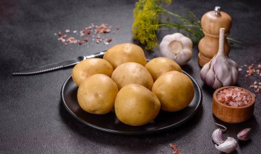 Masada bir yığın genç patates var. Sebzelerin faydaları. Hasat ve doğal ürünler