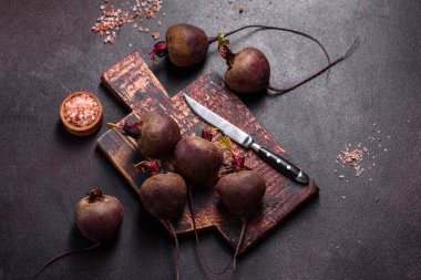 Masada bir yığın çiğ pancar var. Sebzelerin faydaları. Hasat ve doğal ürünler