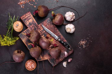 Masada bir yığın çiğ pancar var. Sebzelerin faydaları. Hasat ve doğal ürünler