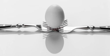 İki çatallı beyaz yumurta. Yumurtaları farklı yemek çeşitleri olan sağlıklı yiyecekler olarak tanıtma kavramı