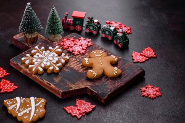 Noel kurabiyesi. Ballı, zencefilli ve tarçınlı lezzetli zencefilli kurabiyeler. Kış bileşimi