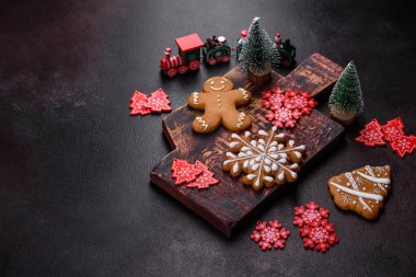 Noel kurabiyesi. Ballı, zencefilli ve tarçınlı lezzetli zencefilli kurabiyeler. Kış bileşimi