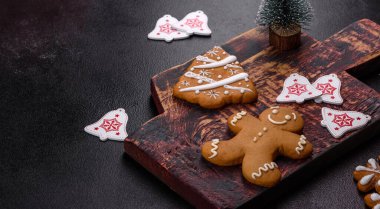 Noel kurabiyesi. Ballı, zencefilli ve tarçınlı lezzetli zencefilli kurabiyeler. Kış bileşimi