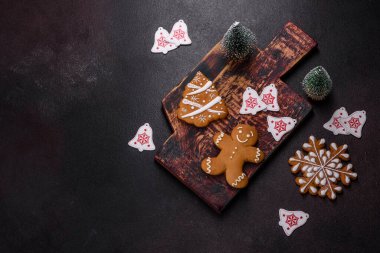 Noel kurabiyesi. Ballı, zencefilli ve tarçınlı lezzetli zencefilli kurabiyeler. Kış bileşimi