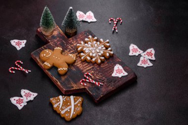 Noel kurabiyesi. Ballı, zencefilli ve tarçınlı lezzetli zencefilli kurabiyeler. Kış bileşimi