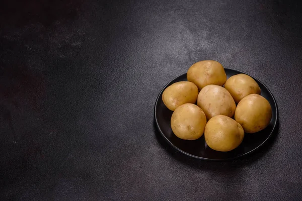 Masada Bir Yığın Genç Patates Var Sebzelerin Faydaları Hasat Doğal — Stok fotoğraf