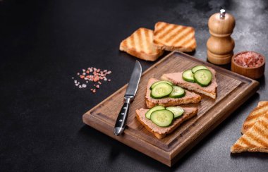 Çıtır tost, tereyağı ve salatalıklı tavuk ciğeri ezmeli lezzetli bir sandviç. Hızlı sağlıklı atıştırmalık