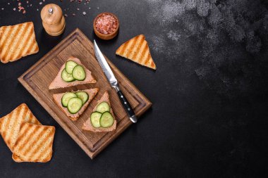 Çıtır tost, tereyağı ve salatalıklı tavuk ciğeri ezmeli lezzetli bir sandviç. Hızlı sağlıklı atıştırmalık