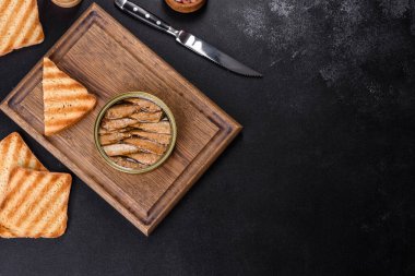 Lezzetli taze sandviç, kızarmış ekmek, tereyağı ve salatalık. Hızlı sağlıklı atıştırmalık