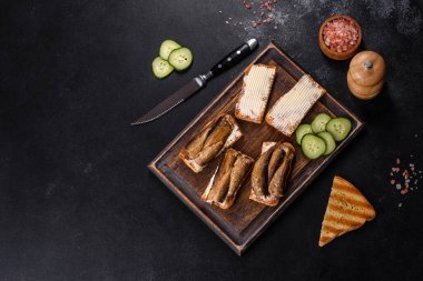 Lezzetli taze sandviç, kızarmış ekmek, tereyağı ve salatalık. Hızlı sağlıklı atıştırmalık