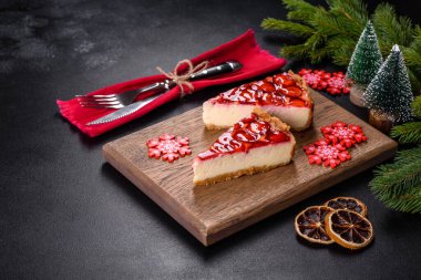 Tatil masasında ev yapımı taze çilekli turta.