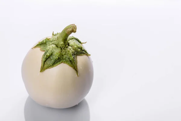 Berenjena Blanca Fresca Arrancada Del Jardín Por Casa Haciendo Desayuno — Foto de Stock