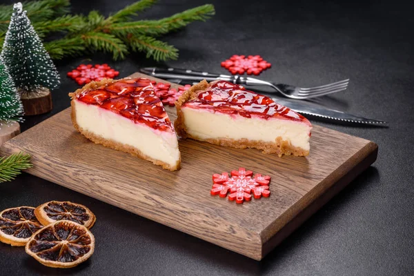 Piece Delicious Homemade Fresh Strawberry Pie Holiday Christmas Table — Stock Photo, Image