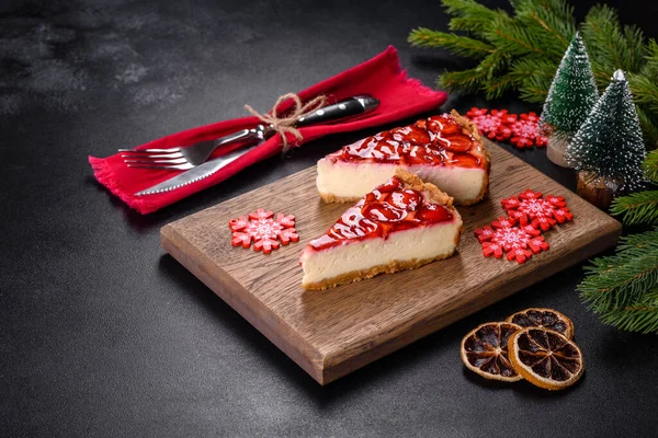 Piece Delicious Homemade Fresh Strawberry Pie Holiday Christmas Table — Stock Photo, Image