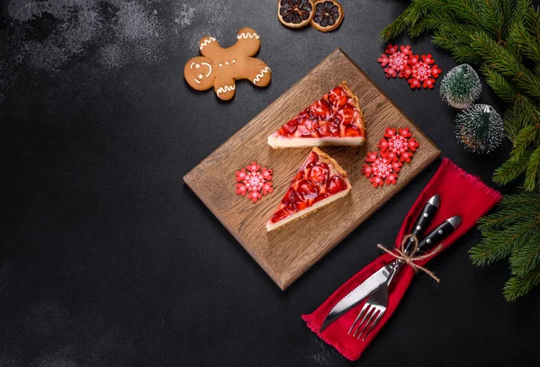 Piece Delicious Homemade Fresh Strawberry Pie Holiday Christmas Table — Stock Photo, Image