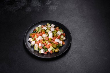 Taze salatalık, domates, tatlı biber, marul, kırmızı soğan, beyaz peynir ve zeytin zeytinyağı ile Yunan salatası