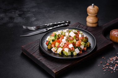 Taze salatalık, domates, tatlı biber, marul, kırmızı soğan, beyaz peynir ve zeytin zeytinyağı ile Yunan salatası