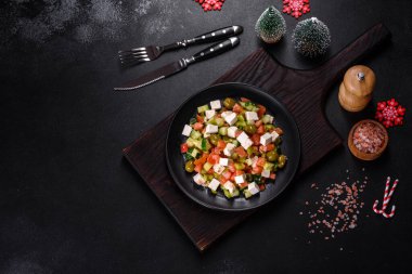 Taze salatalık, domates, tatlı biber, marul, kırmızı soğan, beyaz peynir ve zeytin zeytinyağı ile Yunan salatası